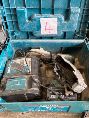 une boîte à outils bleue avec des outils à l'intérieur