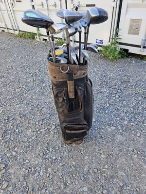 un sac de clubs de golf posé par terre