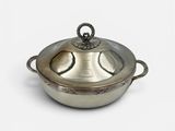une cocotte en métal plaqué argent, avec un couvercle et des poignées
