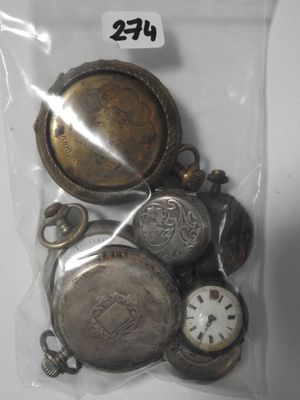 de nombreux modèles différents de montres de poche dans un sac