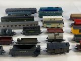 un grand nombre de trains miniatures qui se trouvent sur la table