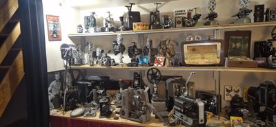 Lot cinéma : bibelots, projecteurs, appareils photo,radio, f…