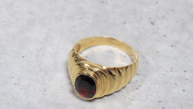 Bague en or jaune 750 millièmes, ornée au centre d'un grenat de f...