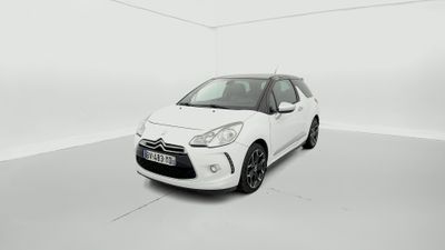 Une Citroën blanche est garée dans une pièce blanche