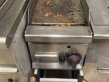 une photo d'une cuisine professionnelle équipée d'un grill