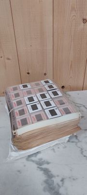 une pile de livres posée sur une table, à côté d'une tasse de café