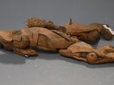deux morceaux de bois posés l'un à côté de l'autre sur une table