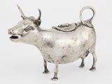 une image représentant une vache argentée avec une selle sur le dos