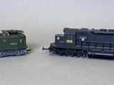 deux petits trains assis côte à côte sur une surface blanche