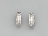 une paire de boucles d'oreilles en diamant