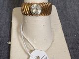une bague en or surmontée d'un diamant