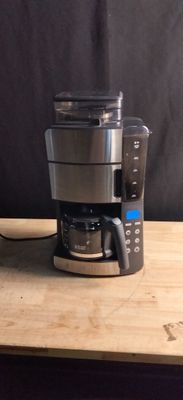 une cafetière posée sur une table en bois