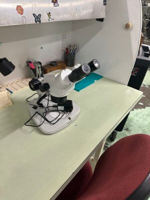 un microscope posé sur un bureau dans une pièce