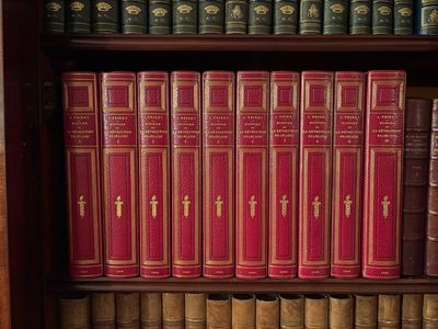 de nombreux livres qui se trouvent sur une étagère dans une bibliothèque