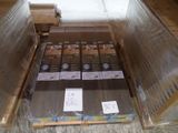 un grand nombre de cartons posés sur le sol