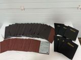 un grand nombre de livres posés sur une table