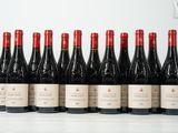 six bouteilles de vin sont alignées sur une table