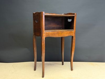 une vieille table en bois surmontée d'un tiroir