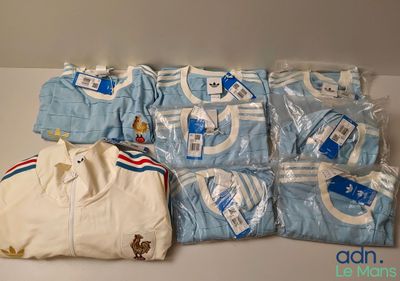 a lot of baby clothes that are sitting on a table