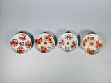 trois assiettes ornées de motifs orange et blancs, posées sur une table
