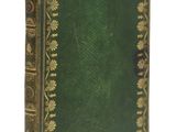 un livre vert avec une bordure dorée sur la couverture