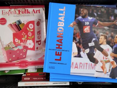plusieurs livres sont empilés sur une étagère