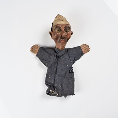 une poupée en bois avec un chapeau sur la tête