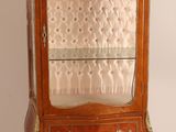 une armoire en bois munie d'une porte vitrée