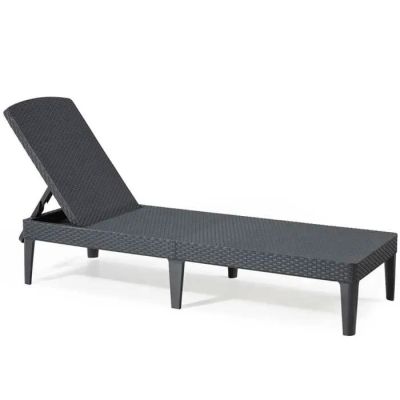 une chaise longue noire posée sur un fond blanc