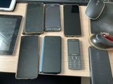beaucoup de téléphones portables posés sur un bureau