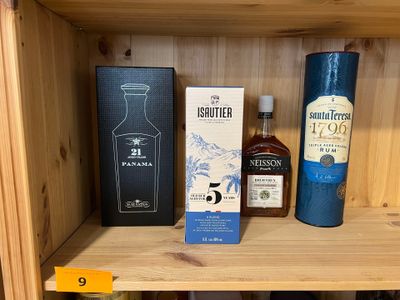 de nombreuses bouteilles d'alcool sur une étagère dans un magasin