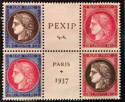quatre timbres de couleurs différentes représentant des portraits de femmes et d'hommes