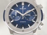 une montre avec un cadran bleu et un bracelet noir