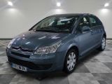une photo d'une Citroën bleue garée dans un garage
