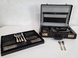 un coffret contenant de l'argenterie, posé sur une table blanche