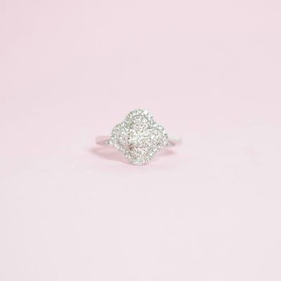 Bague stylisant un trêfle ajouré en or blanc 18K (750/oo), s…