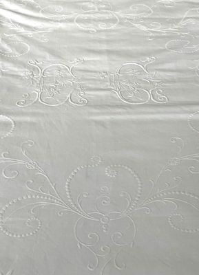 un lit blanc avec une couette blanche et une couette blanche