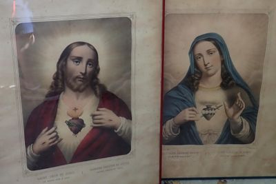 deux images de Jésus tenant un cœur dans ses mains