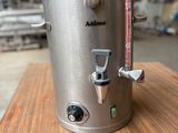 une casserole en acier inoxydable avec une poignée, posée sur une table en bois