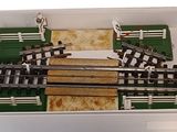 une boîte contenant un train sur une table