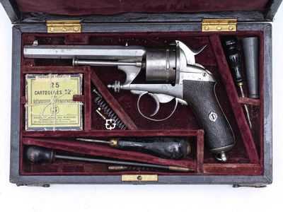 une arme à feu dans un étui contenant d'autres objets