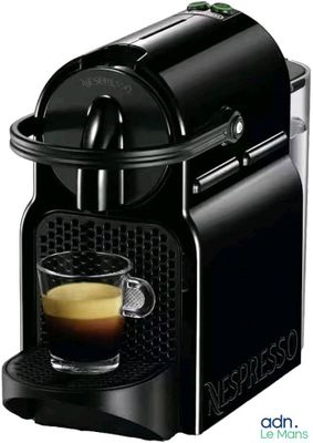gros plan d'une machine à café avec une tasse de café