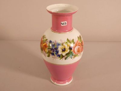 un vase rose et blanc orné de fleurs peintes