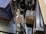 une table sur laquelle sont posés différents objets