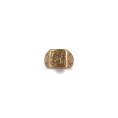 une bague en or sur laquelle sont gravés les portraits d'un homme et d'une femme