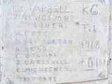 une plaque en pierre apposée sur le mur d'un immeuble et sur laquelle figurent des inscriptions