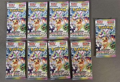 Les paquets de cartes à collectionner Pokémon sont alignés sur une table