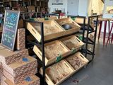 de nombreuses boîtes empilées dans une pièce