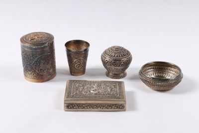 une image représentant un ensemble d'objets métalliques posés sur une surface blanche