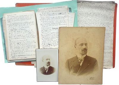une vieille photo d'un homme en costume-cravate à côté d'une pile de vieux papiers